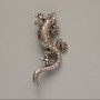 Broche Lézard, strass roses caméléon, métal argenté, 29×63 mm