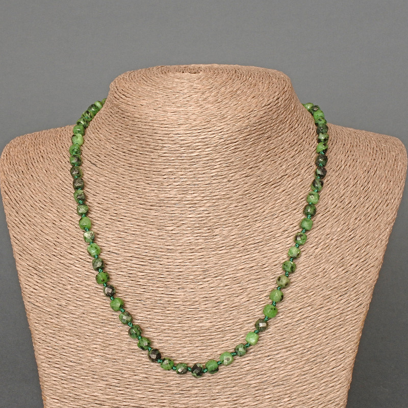 Collier en zoïsite naturel – cubes facettés, diamètre 5 mm, longueur 49 cm+-