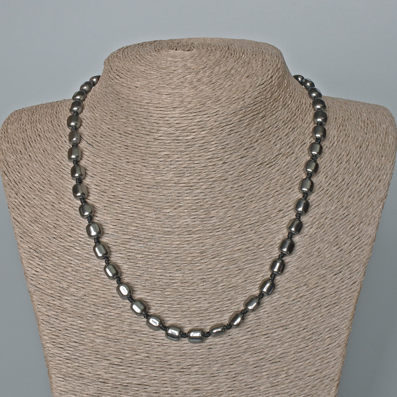 Collier en hématite rectangulaire, dimensions environ 7 × 8 × 5 mm, longueur 50 cm