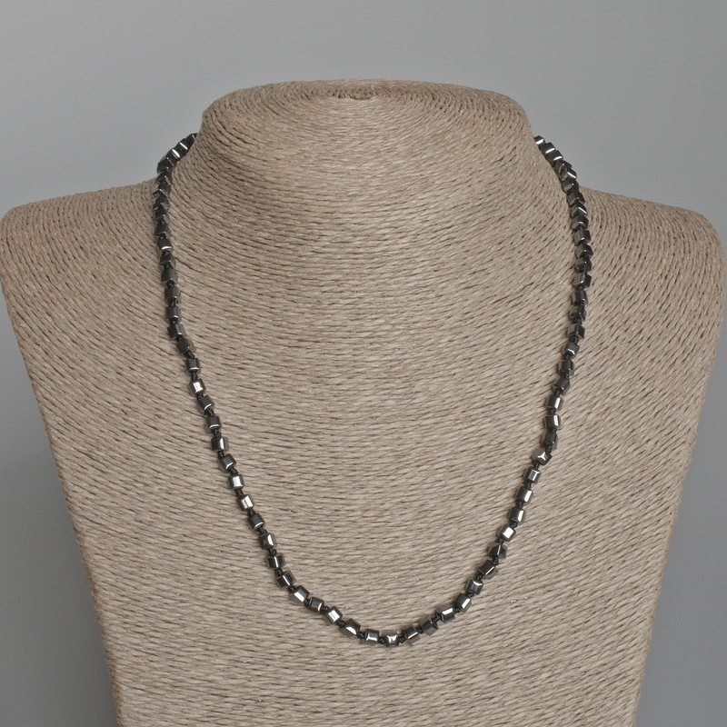 Collier en hématite, cubes, diamètre 4 mm ±, longueur 46 cm
