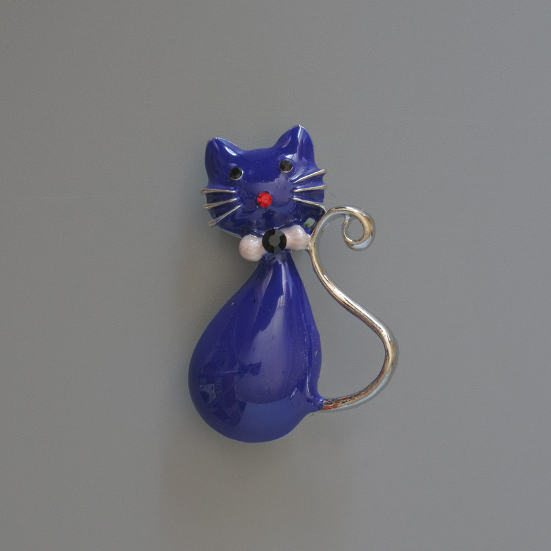 Broche-pendentif Chaton bleu émail, strass, métal argenté, 25×39 mm