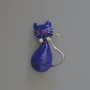 Broche-pendentif Chaton bleu émail, strass, métal argenté, 25×39 mm