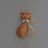 Broche-pendentif Chaton, émail brun nacré avec strass et paillettes, métal doré 25×39 mm