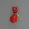 Broche-pendentif «Chaton», émail rouge et strass, métal doré 25×39 mm