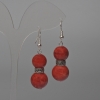 Boucles d'oreilles jaspe rouge (artificiel), diamètres 12 mm et 14 mm, boules lisses, longueur 49 mm ±, avec insertion métallique