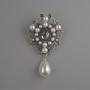 Broche Accent perles blanches, cristal gris, métal argenté 51×28 mm
