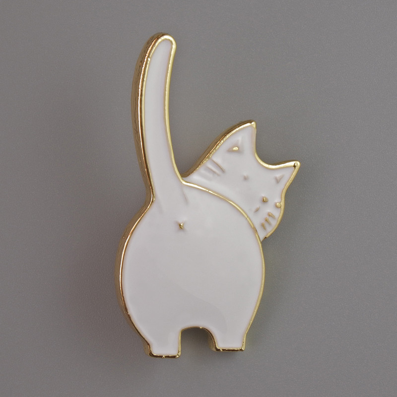 Broche Chaton émail blanc, métal doré 37 × 20 mm