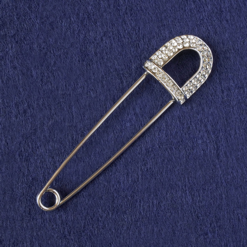 Broche-épingle argentée avec strass blancs 80 × 20 mm+