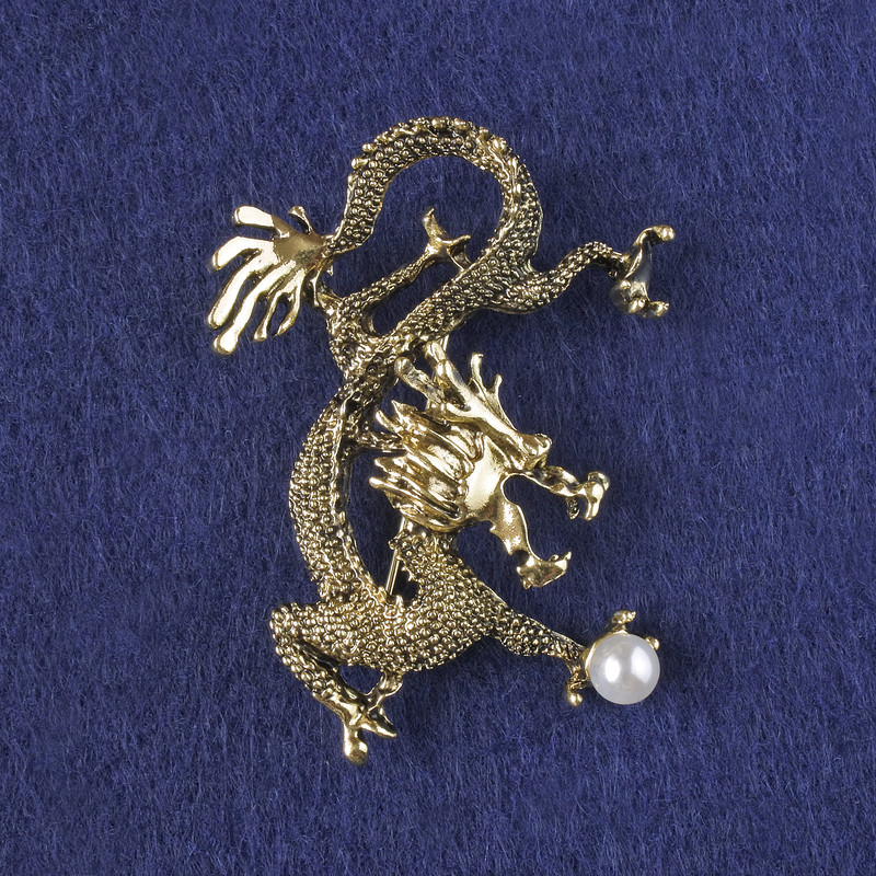 Broche-pendentif Dragon avec perle blanche, métal doré 53×43 mm +