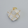 Pendentif «Cœur» en cristal de roche, entouré d'un fin fil doré, diamètre 20×20 mm±, longueur 30 mm±