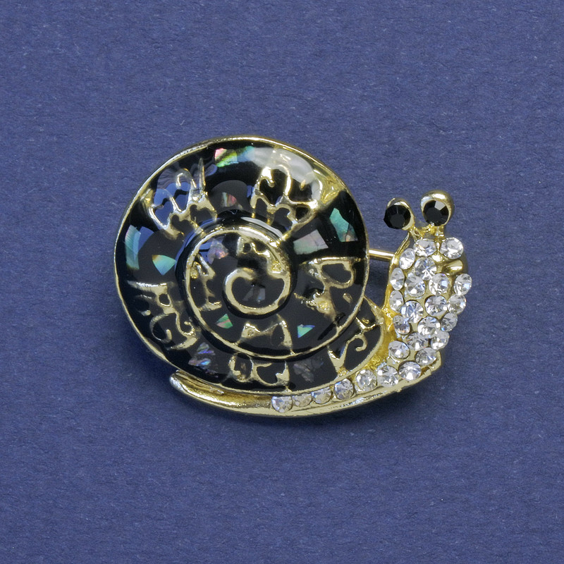 Broche Escargot en haliotis, strass blancs et métal doré, 20×26 mm+
