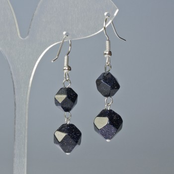 Boucles d'oreilles en aventurine bleu sable «Nuit Kaïra», multifacette, diamètres 10×9 et 12×11 mm, longueur environ 4 cm, avec crochets