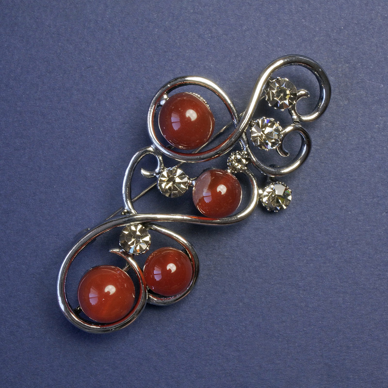 Broche en cornaline et strass gris couleur argent 75×37 mm+