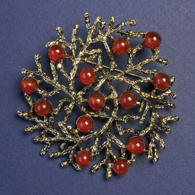 Broche-pendentif « Branches » avec cornaline, métal doré 60 mm+