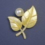Broche «Feuilles avec perle blanche» (acrylique) 45×40 mm ± métal doré