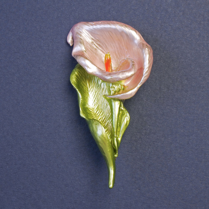 Broche Fleur Calla rose 54 × 27 mm ± émail vert, métal doré