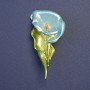 Broche Fleur Kala turquoise, émail vert et métal doré, dimensions 54 × 27 mm