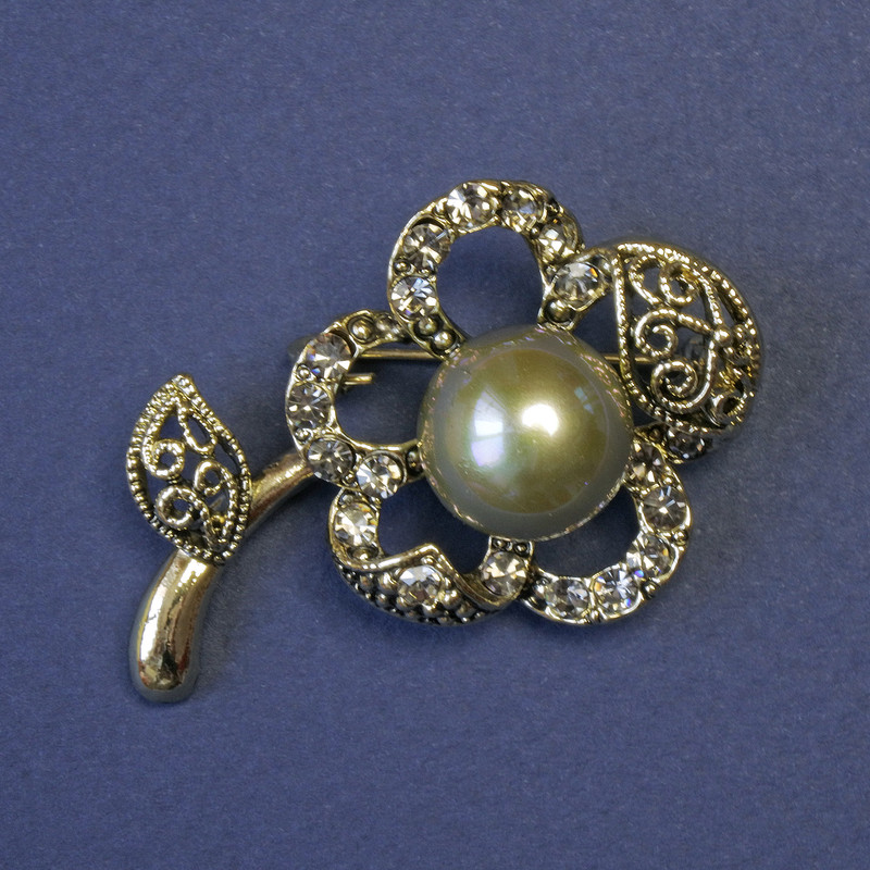 Broche fleur avec perle grise et strass 48 × 30 mm ± métal doré