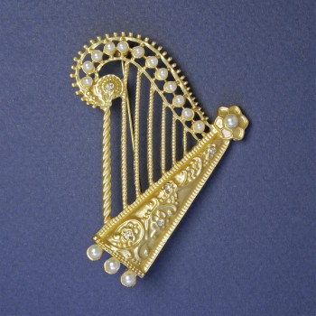 Broche en forme d'harpe avec perles blanches 65×53 mm ± métal doré