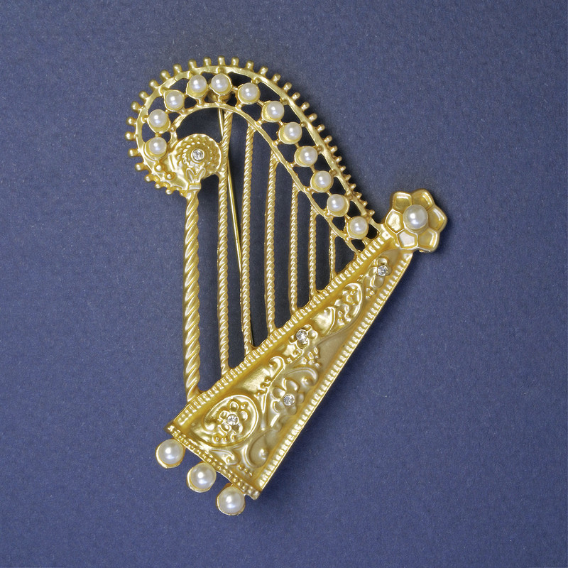 Broche en forme d'harpe avec perles blanches 65×53 mm ± métal doré