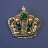 Broche Couronne de strass verts et jaunes et perles, 40×40 mm ±, métal doré