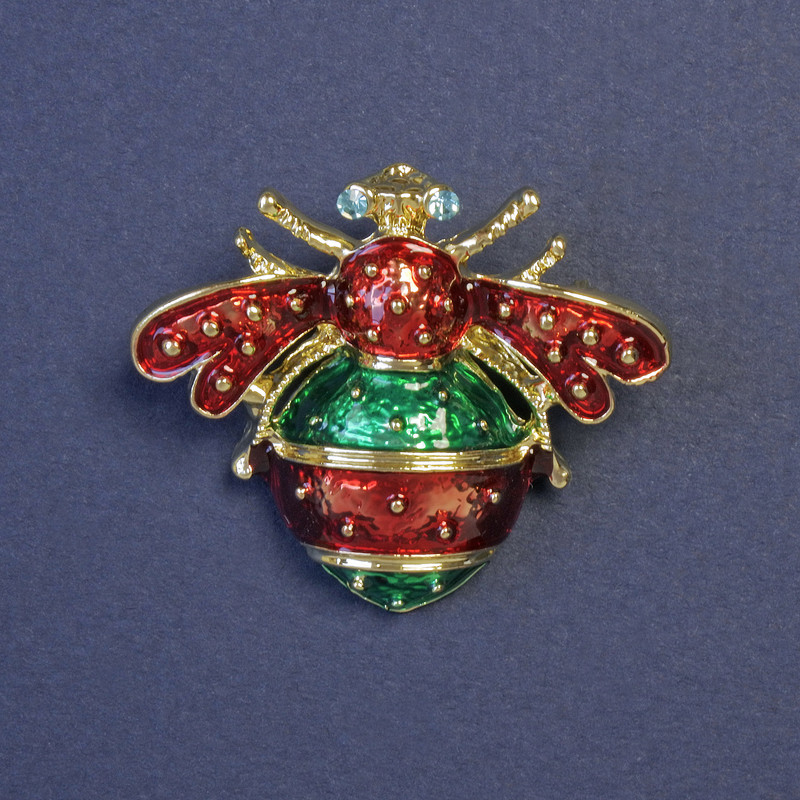 Broche «Insecte» rouge et vert émaillé sur métal doré 32×38 mm
