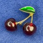 Broche Cerises émaillées vertes, métal doré, 40×35 mm