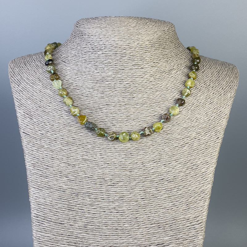 Collier en grossulaire (grenat vert) facetté 7×7 mm, longueur 51 cm +/-