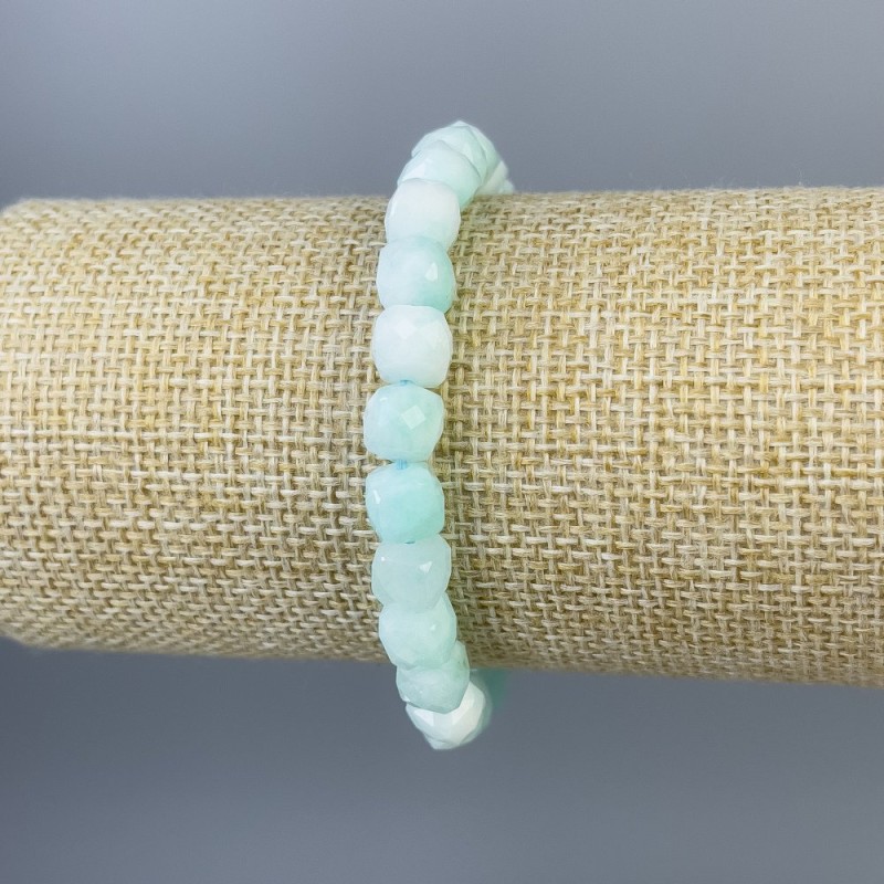 Bracelet angélite, cube facetté, diamètre 7×7 mm ±, longueur 18 cm ±, élastique