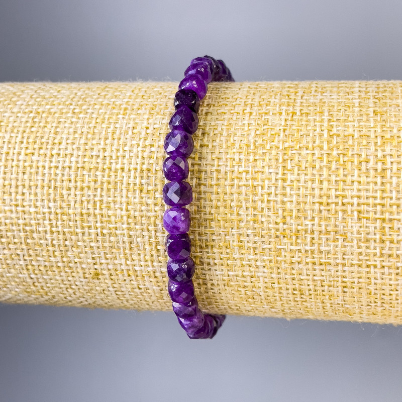 Bracelet en sugilite facetté, cubes de 5×5 mm, longueur 18 cm ± élastique