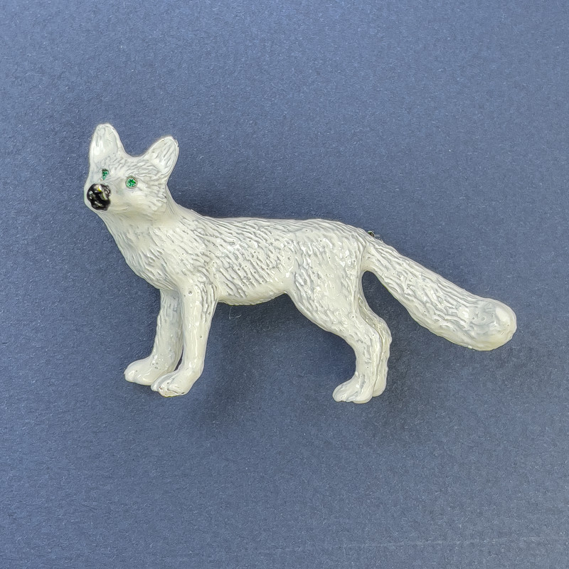 Broche chien couleur blanc, strass verts 34×60 mm+