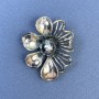 Broche Fleur avec perle noire en métal argenté 31×39 mm+