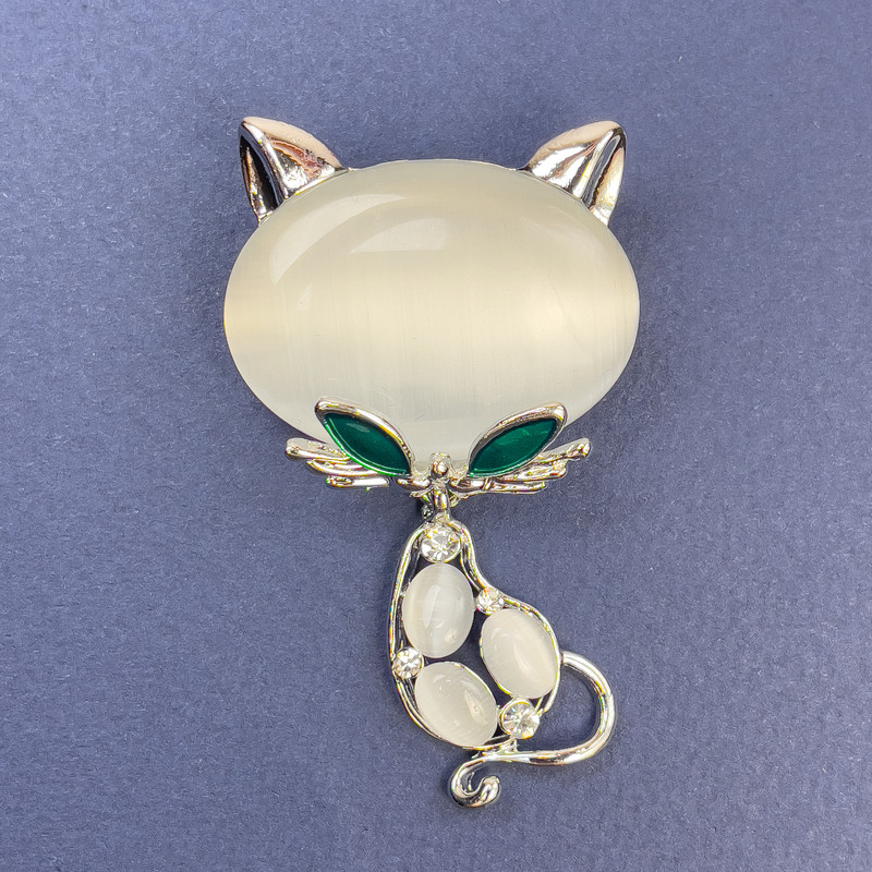 Broche Chat œil-de-chat blanc strass blancs métal argenté 34×58 mm+