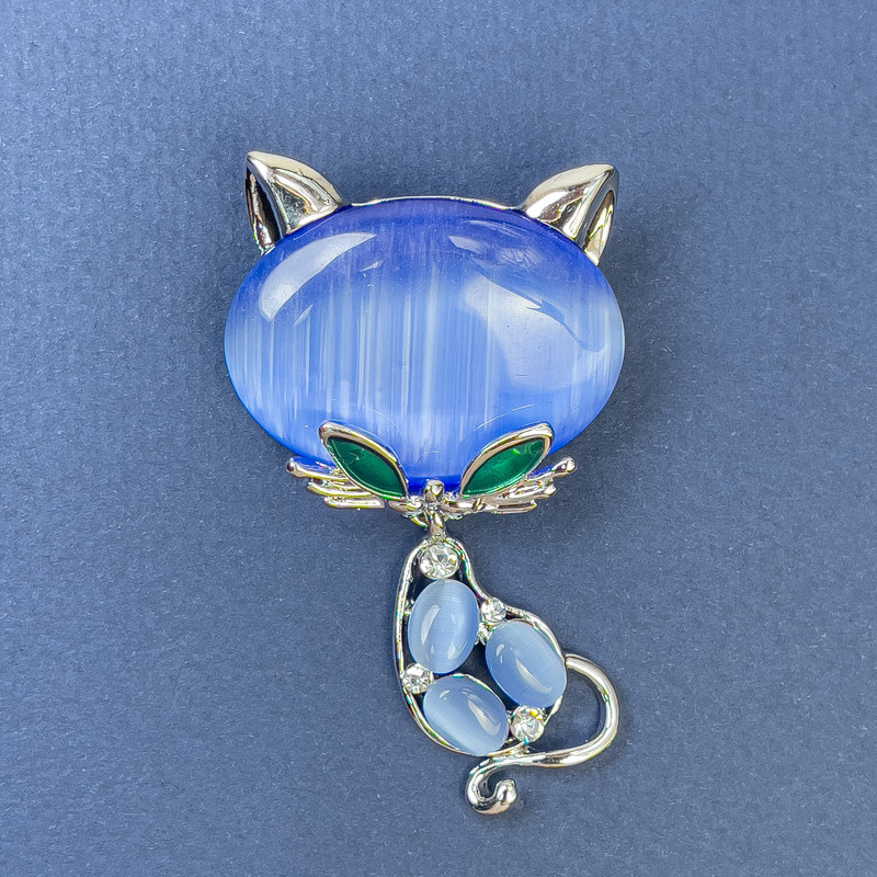 Broche Chat bleu œil-de-chat, strass blancs, métal argenté, 34 × 58 mm+