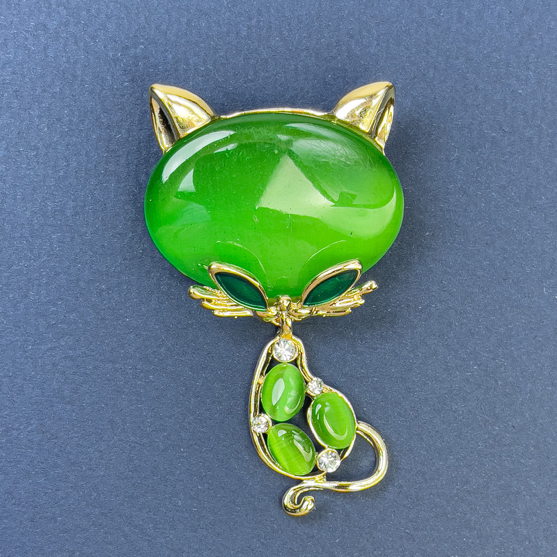 Broche Chat œil de chat vert, strass blancs, métal doré, 34×58 mm+