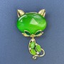 Broche Chat œil de chat vert, strass blancs, métal doré, 34×58 mm+