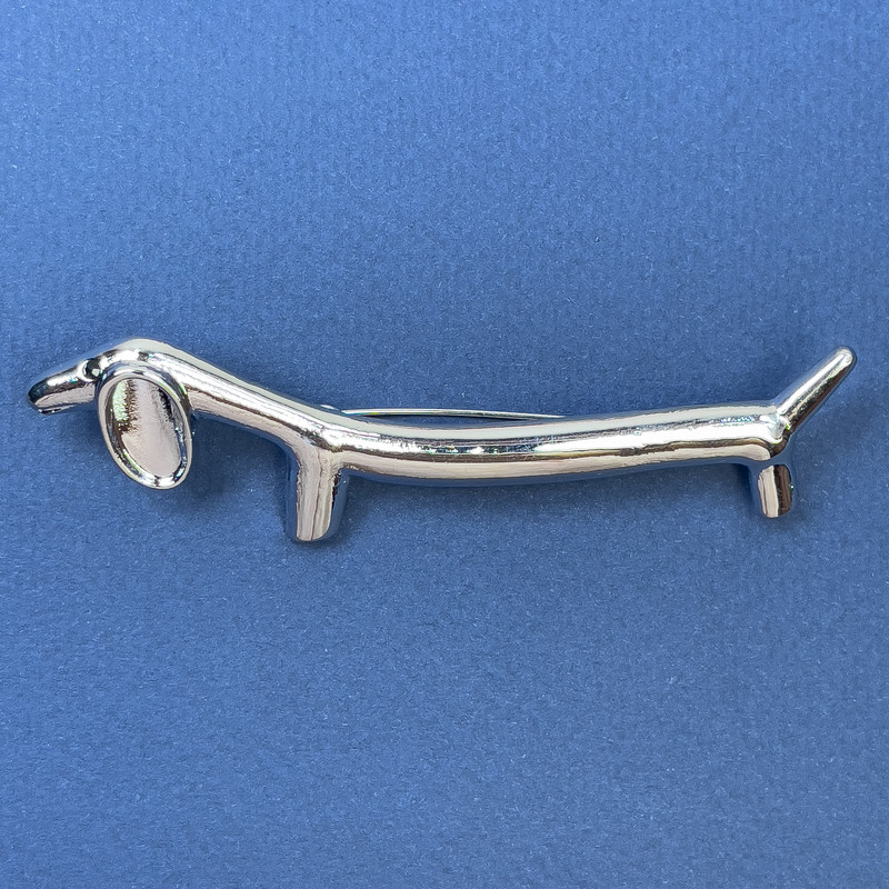 Broche «Teckel» en métal argenté 21 × 85 mm+