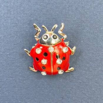 Broche coccinelle, strass blancs, couleur rouge, métal argenté, diamètre 22 mm ±, longueur 23 mm ±
