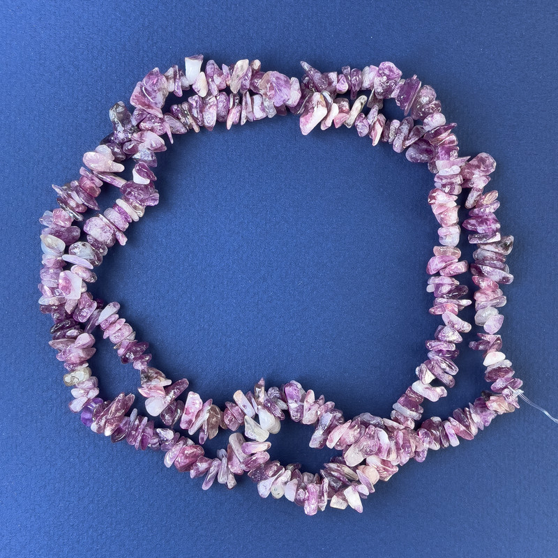 Perles de tourmaline éclats 8–4 mm sur fil, longueur 80 cm+