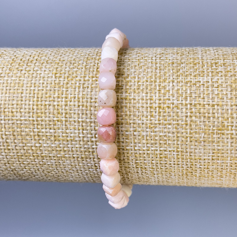 Bracelet en opale facettée, cubes, diamètre 5 mm ±, longueur 18 cm ±, élastique