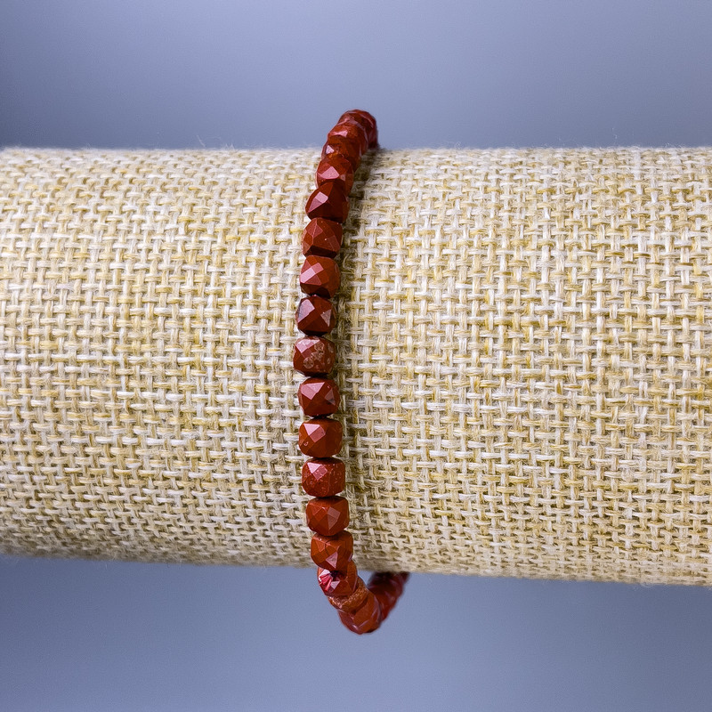 Bracelet jaspe rouge, cubes facettés, diamètre 5 mm ±, longueur 18 cm ±, élastique