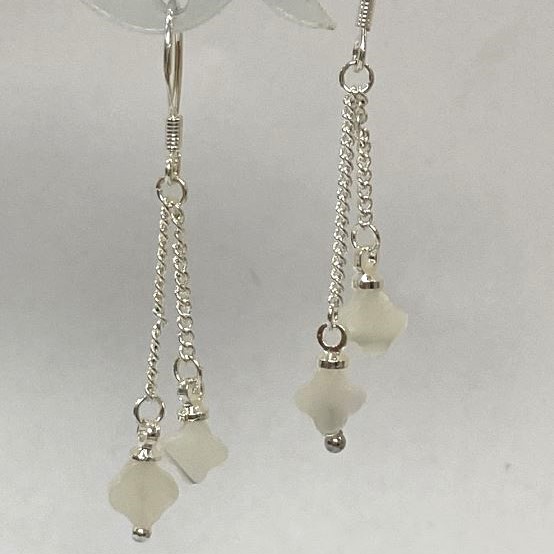 Boucles d'oreilles nacre en trèfle à quatre feuilles, diamètre 6×2 mm ±, sur chaîne en métal argenté, longueur 45 mm+