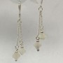 Boucles d'oreilles nacre en trèfle à quatre feuilles, diamètre 6×2 mm ±, sur chaîne en métal argenté, longueur 45 mm+
