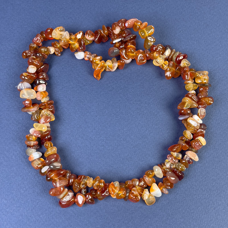 Perles de cornaline en éclats 7–12 mm, sur fil, longueur 80 cm+