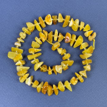 Perles d'ambre éclats 9-14×3-6 mm +- avec rocailles de 3 mm +- sur fil, longueur 38 cm+