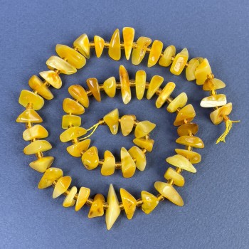 Perles d'ambre éclats 9–12×3–5 mm, avec rocailles de 2,5 mm sur fil, longueur 39 cm