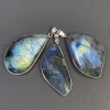 Pendentif labradorite dans une monture argentée, dimensions assorties 30×52×10 mm à 44×25×8 mm, ± métal argenté