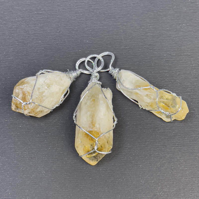 Pendentif en citrine brute tissé 38 × 47 × 17 mm+