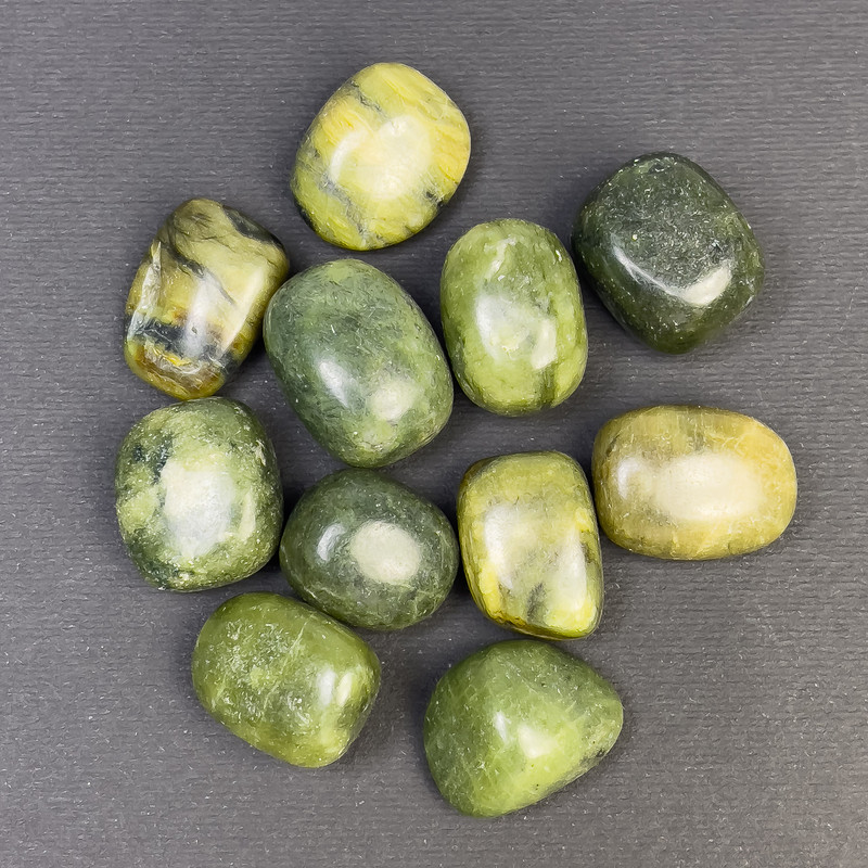 Jadéite naturelle — galets taillés sans trou, 19-25×16-18 mm (+-) (pour 100 g ±)