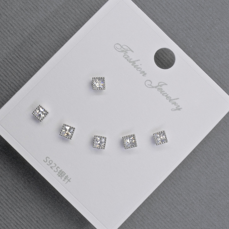 Boucles d'oreilles puces 3,5 mm ± métal argenté, strass blancs